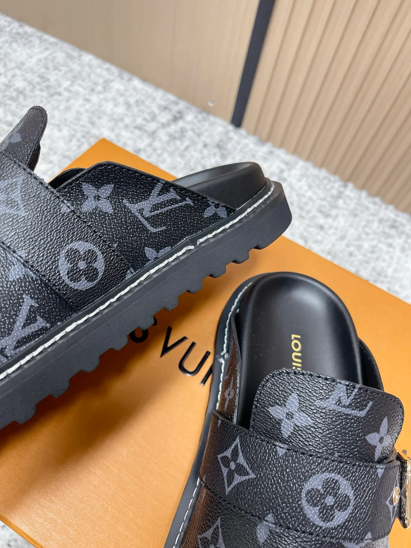 [L Family] P: 460💰 Size: 35-46 (female 40.41, male 45 46 custom-made) Top version Louis vuitton Lv new couple Birkenstock slippers. Cute and cute, not too good on the feet. Simple and high-end slingback design. Ready to wear and go. Good news for lazy people. Imported cowhide leather upper/imported old calico. Original hardware buckle, original molded high-density foam outsole.